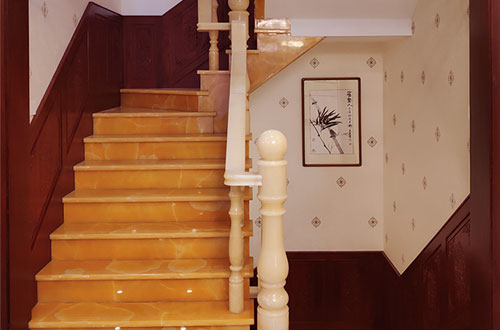 蛟河中式别墅室内汉白玉石楼梯的定制安装装饰效果
